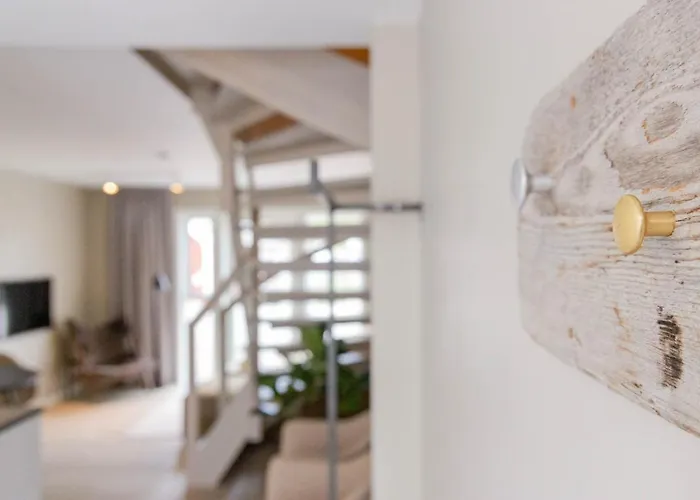 May's By May's * Reine